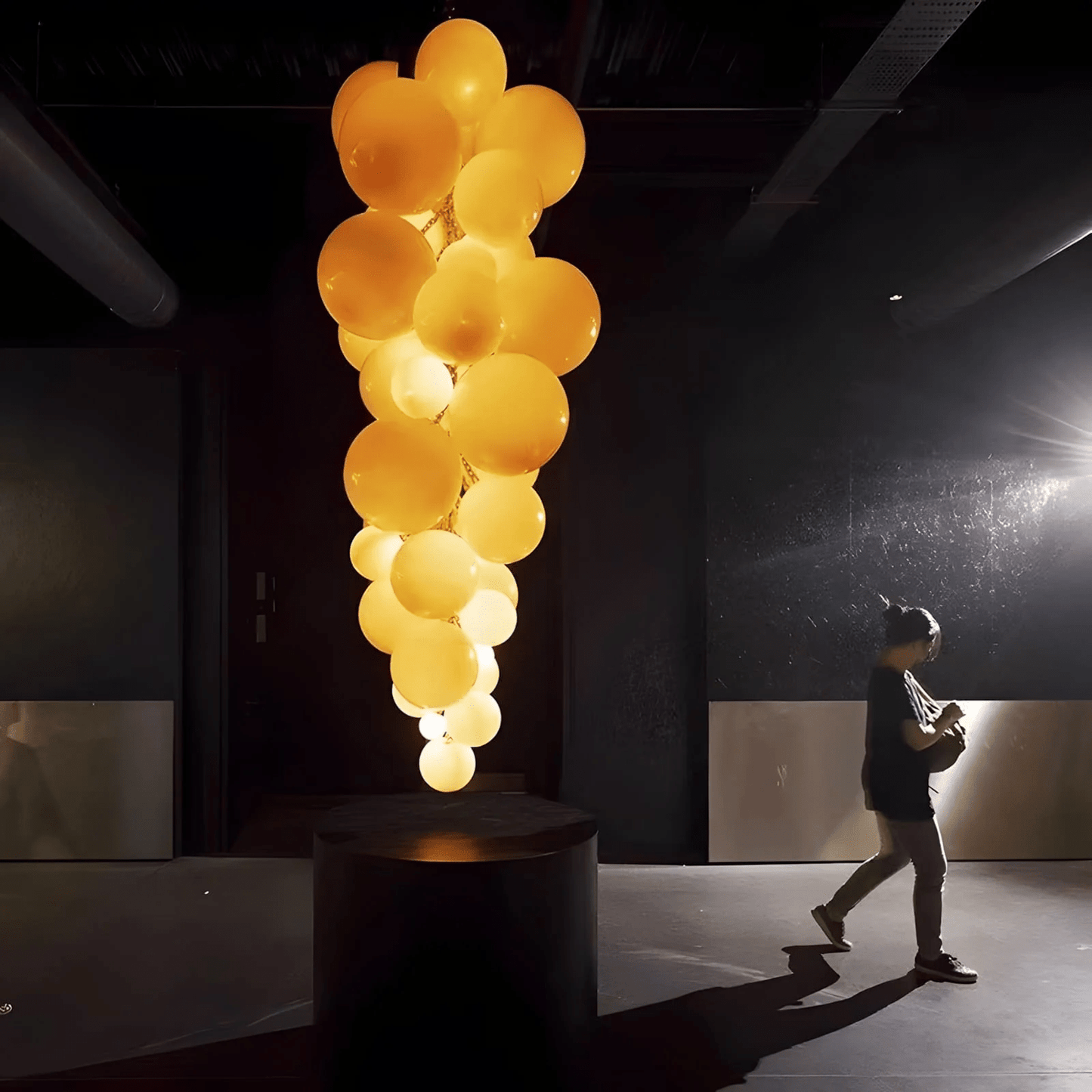 Velymo Grapetta Chandelier