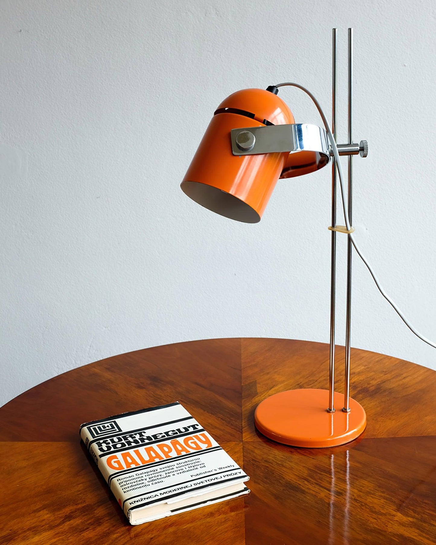 Adjusta Liftable Desk Lamp