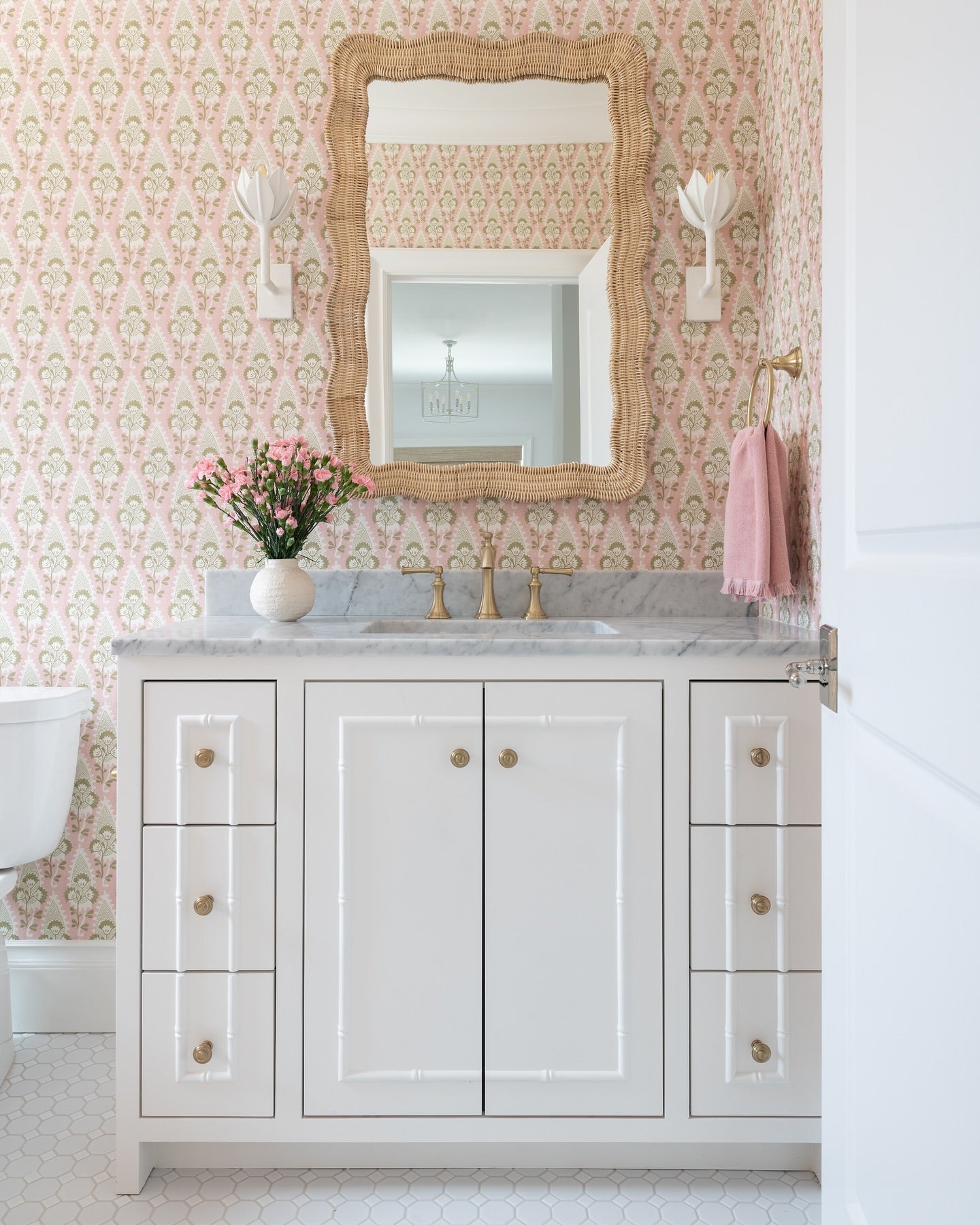 Alberto Lotus Bloom Wall Lamp