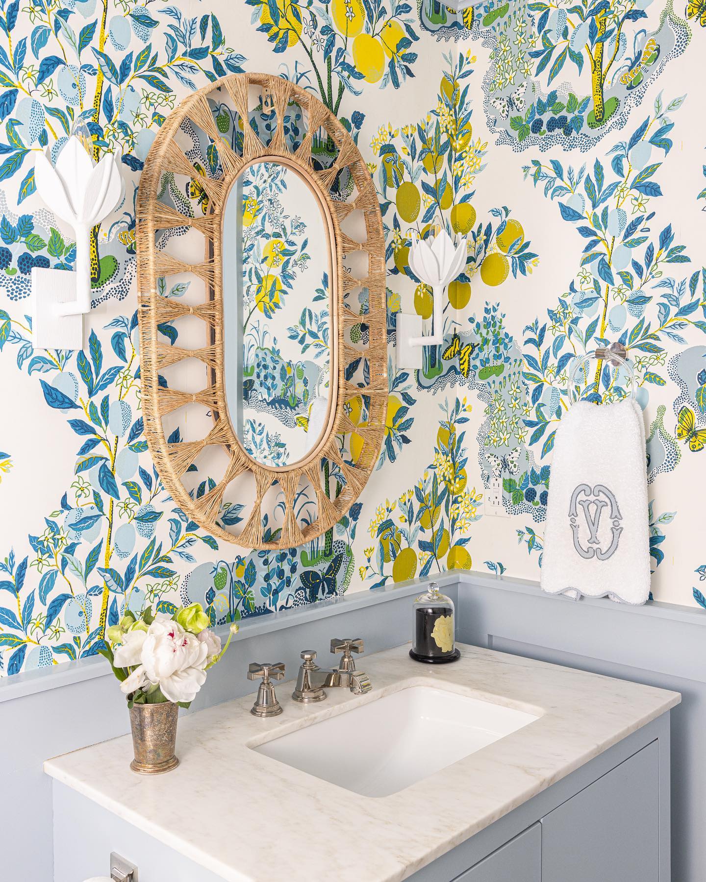 Alberto Lotus Bloom Wall Lamp