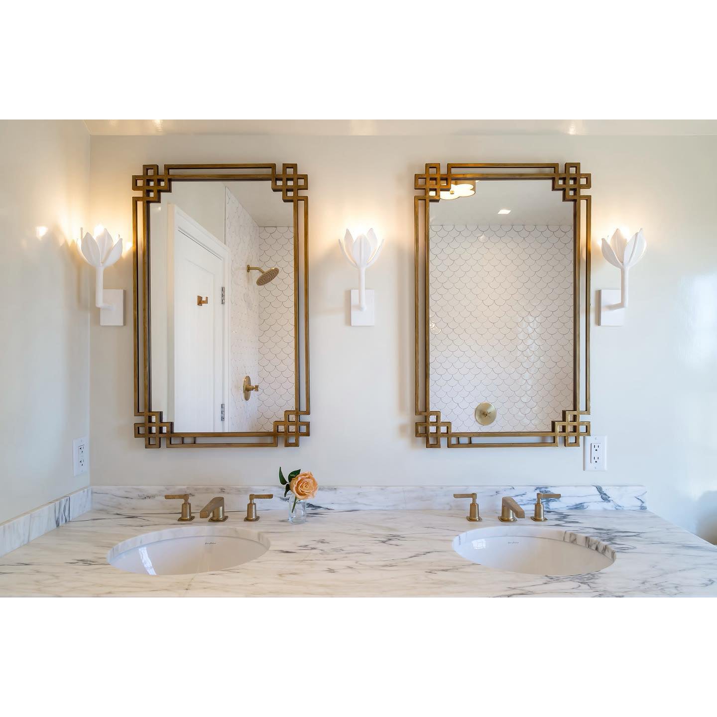 Alberto Lotus Bloom Wall Lamp