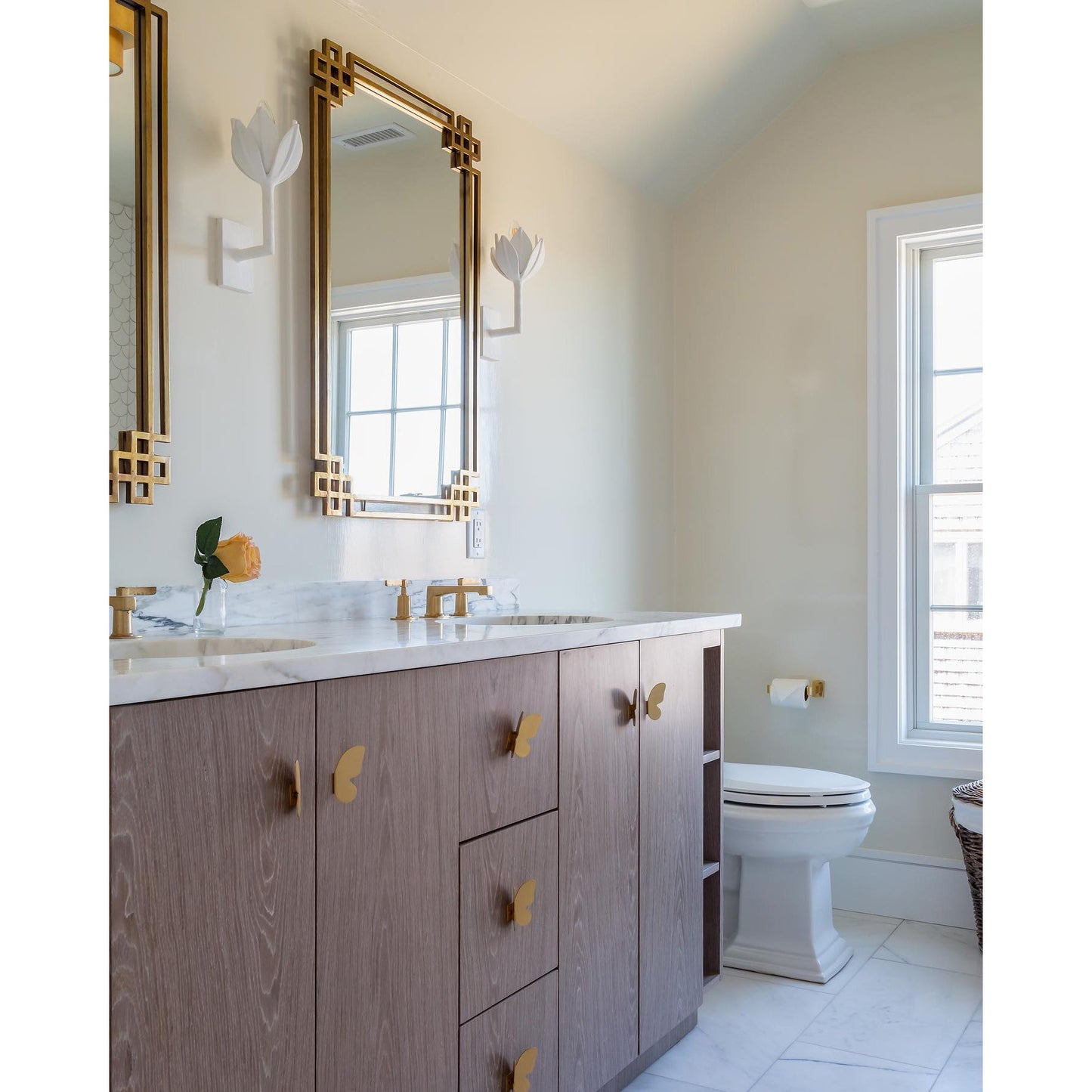 Alberto Lotus Bloom Wall Lamp