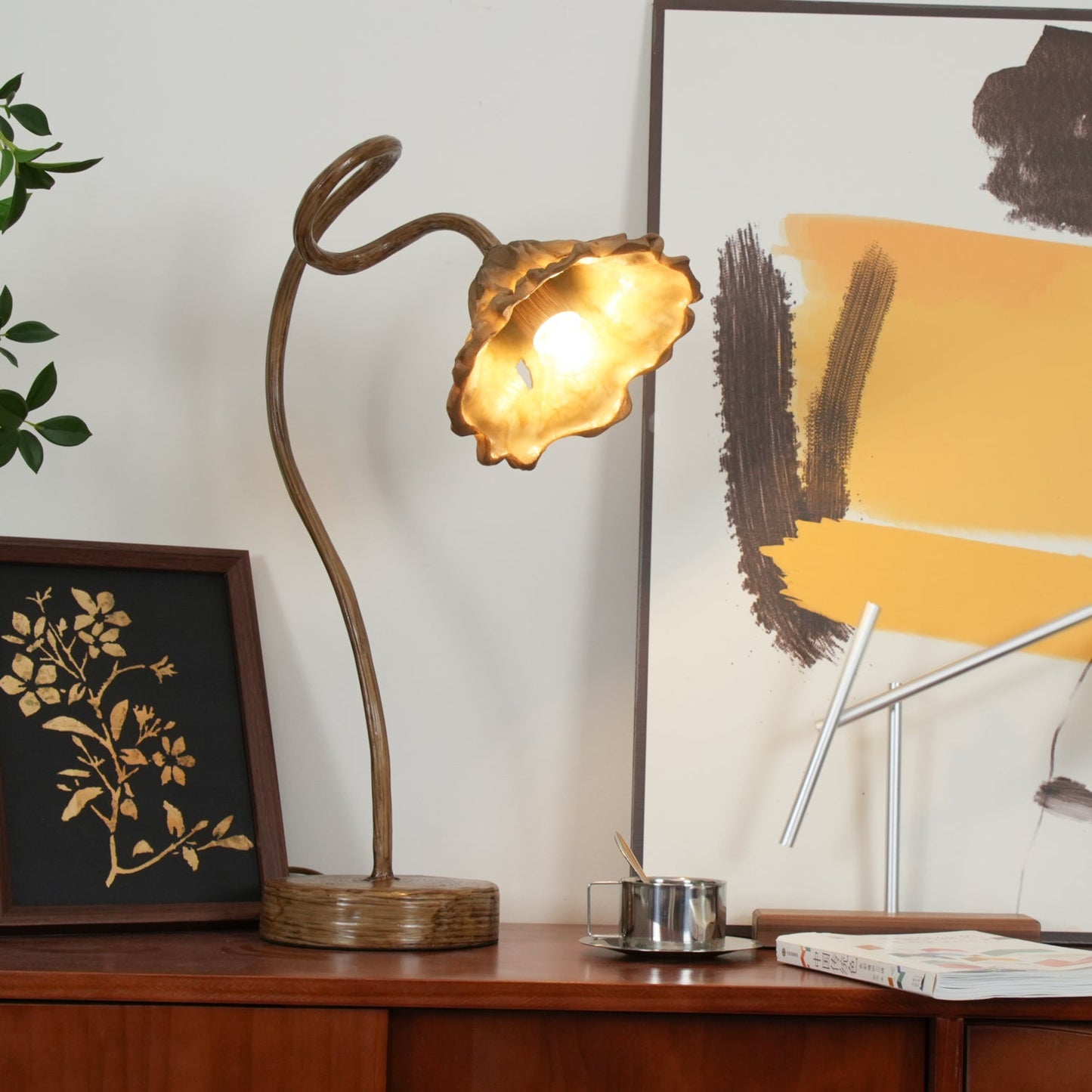 Artistic Lotus Leaf Table Lamp