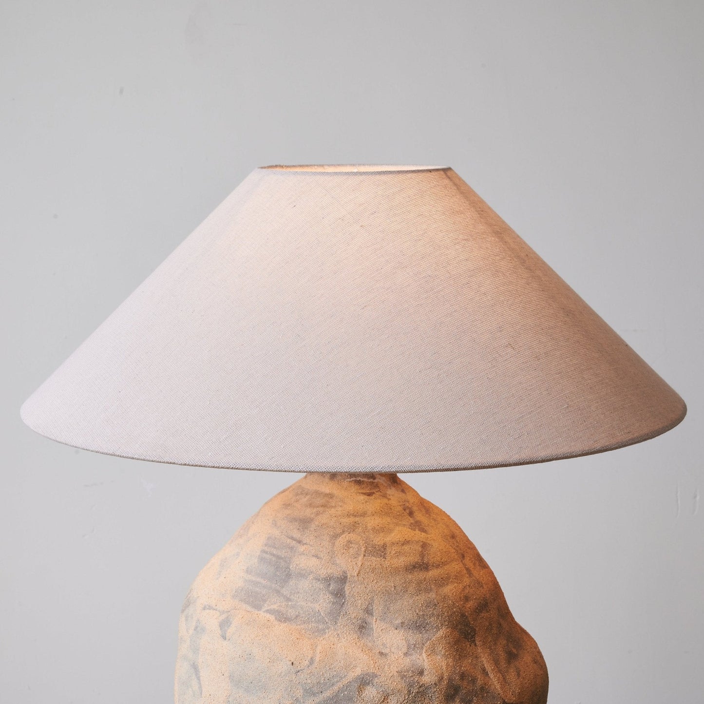 Duna Sculpted Clay Table Lamp