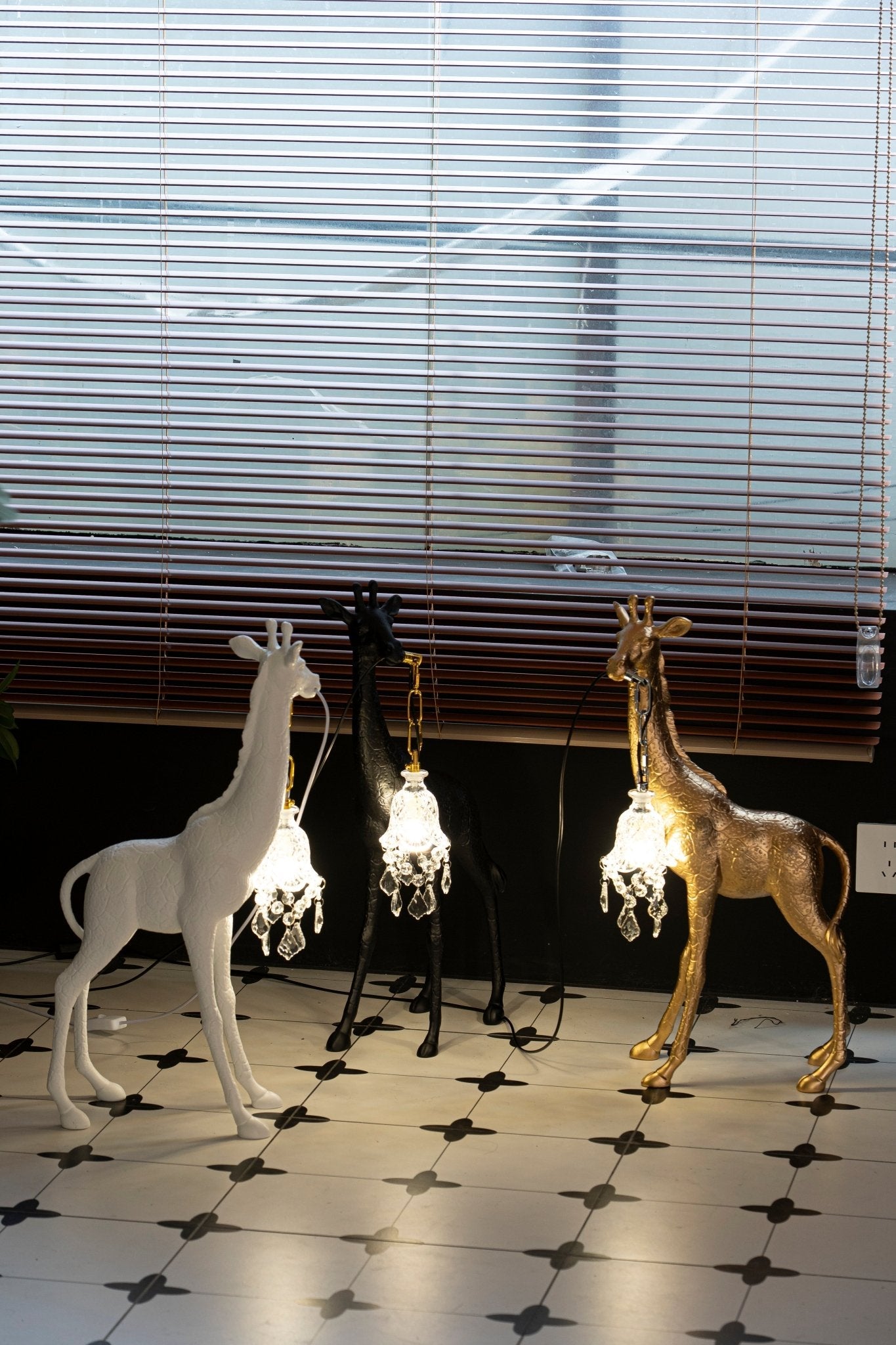 Giraffe Royale Sculpture Floor Lamp