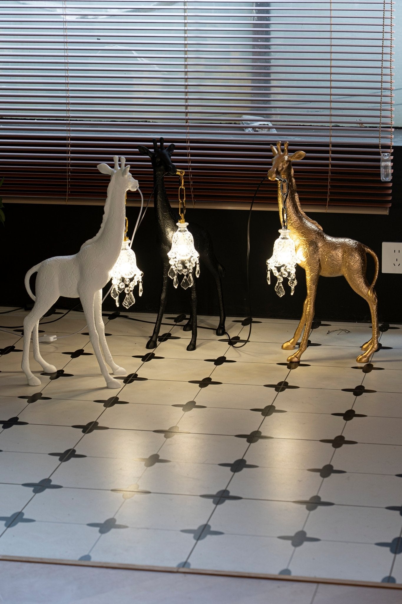 Giraffe Royale Sculpture Floor Lamp