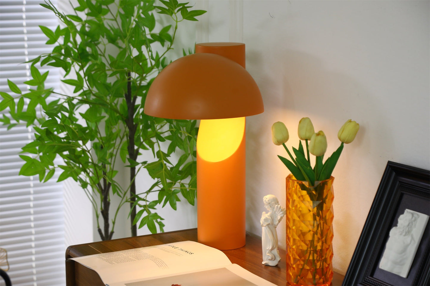 Arcora Minimalist Table Lamp