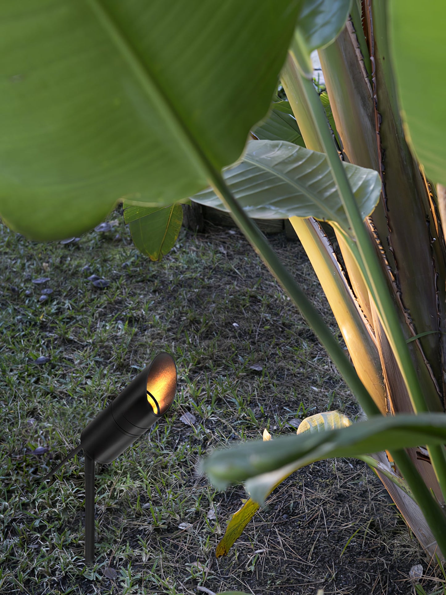 Shadow Pierce Ground Spike Light