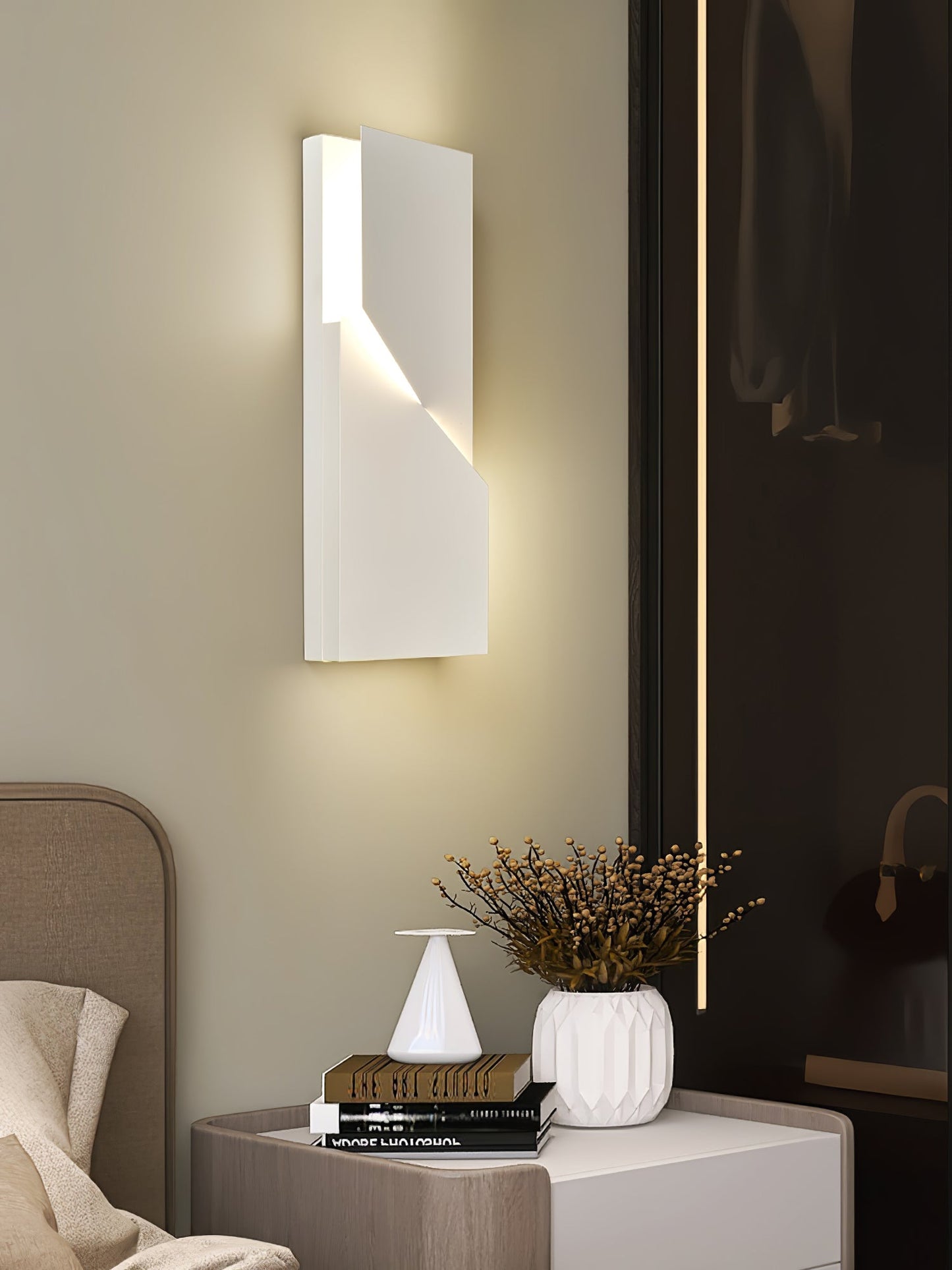 Shadows Grand Wall-mounted light Sconce