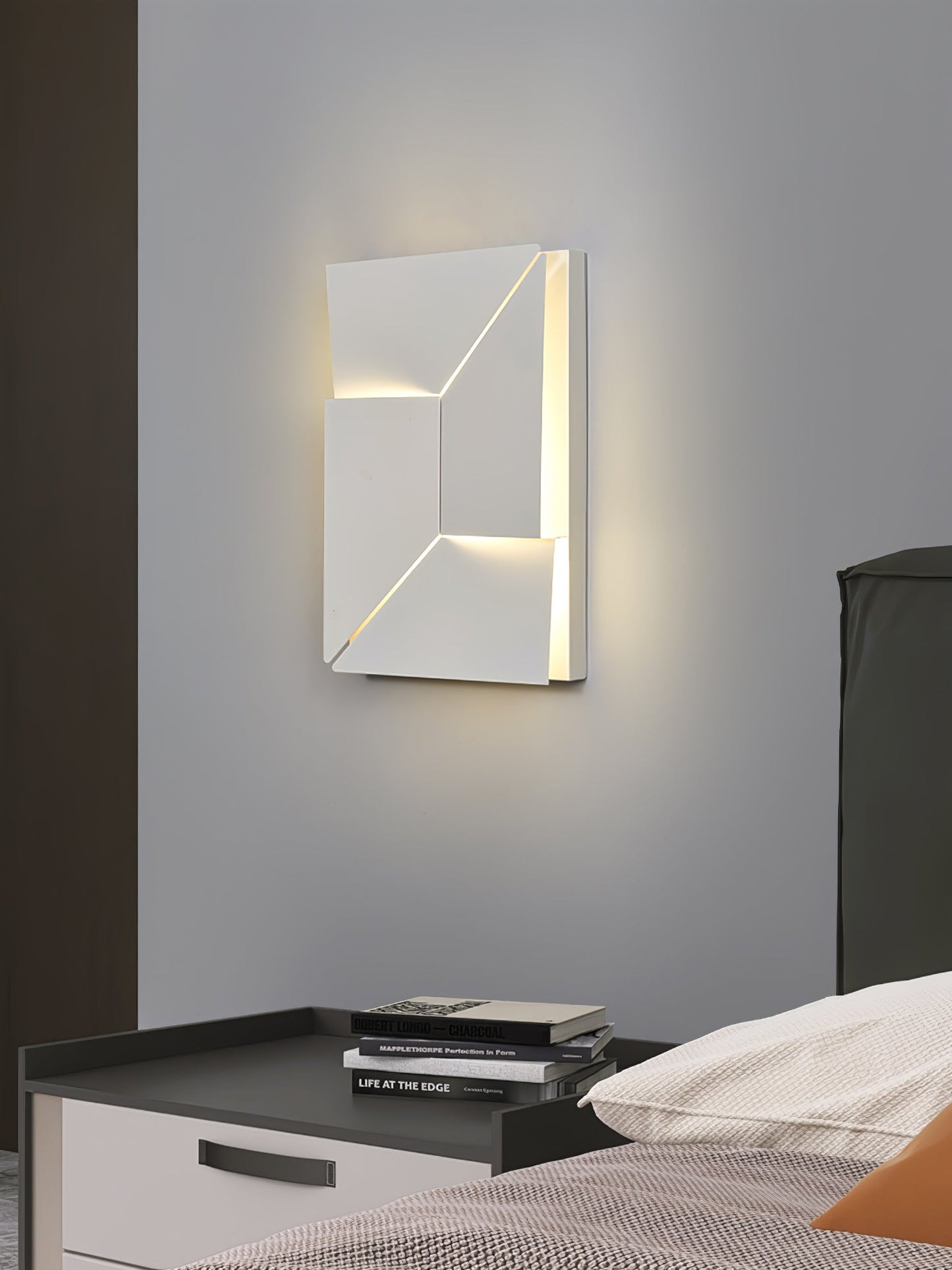 Shadows Grand Wall-mounted light Sconce