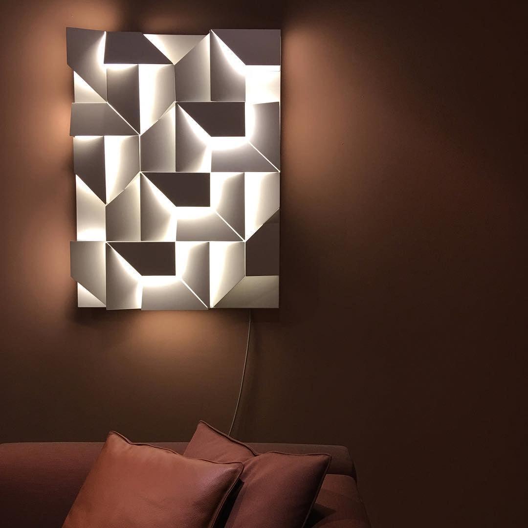 Shadows Grand Wall-mounted light Sconce