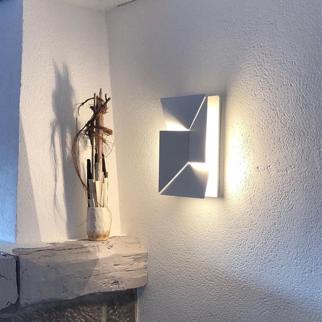 Shadows Grand Wall-mounted light Sconce