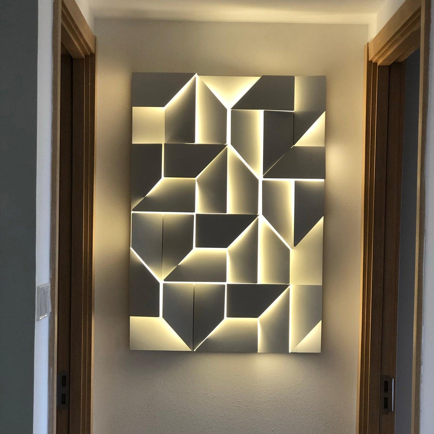 Shadows Grand Wall-mounted light Sconce