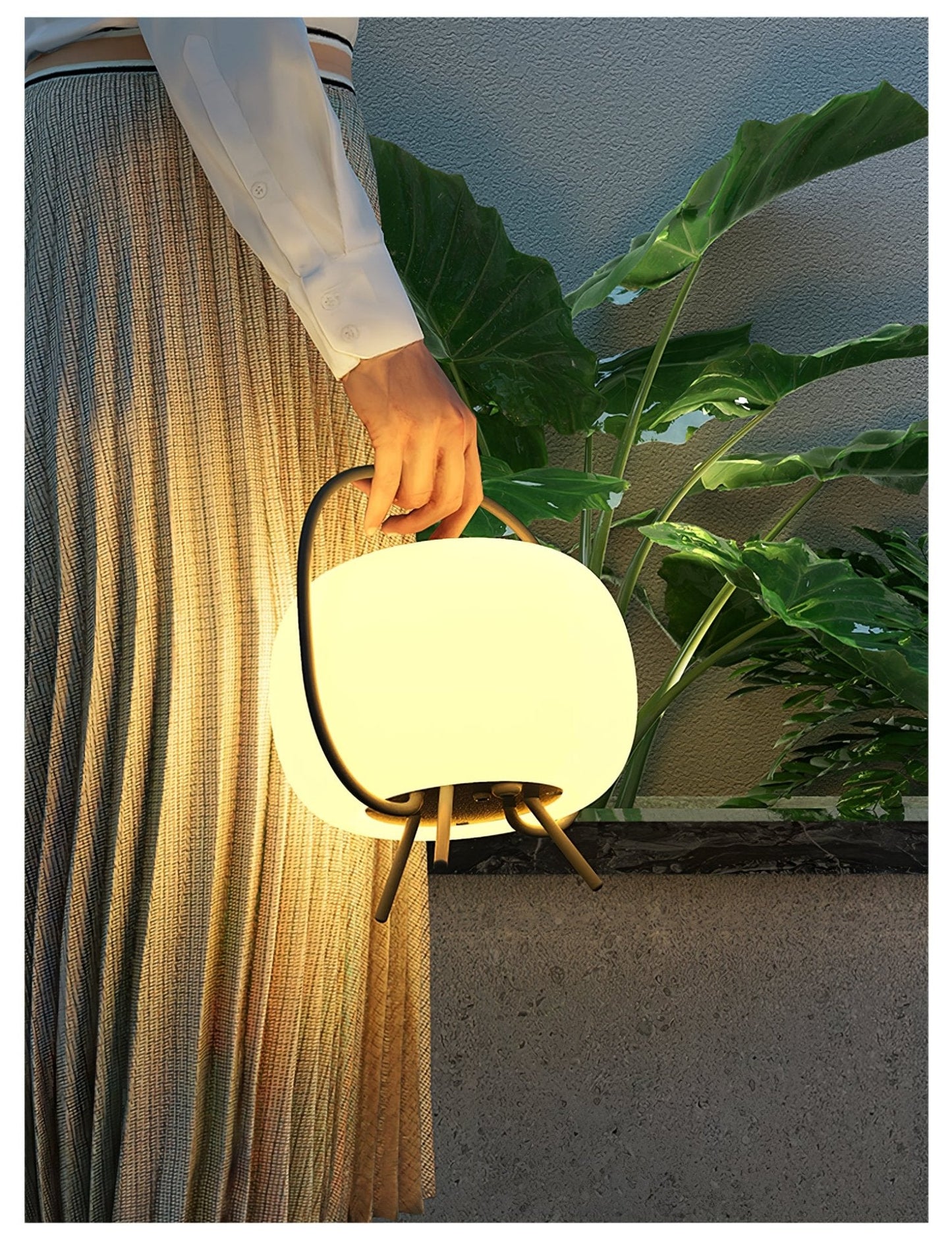 Soluna Pod Lantern Outdoor Lamp