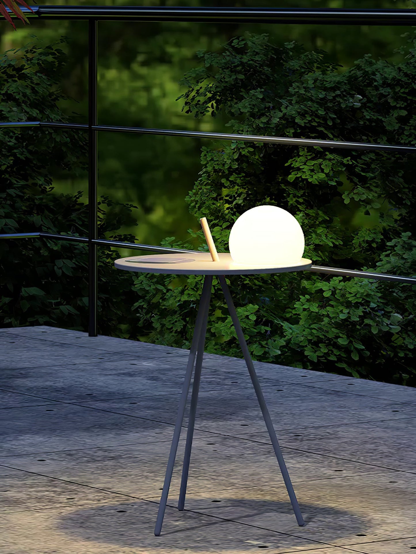 Soluna Tripod Outdoor Lamp
