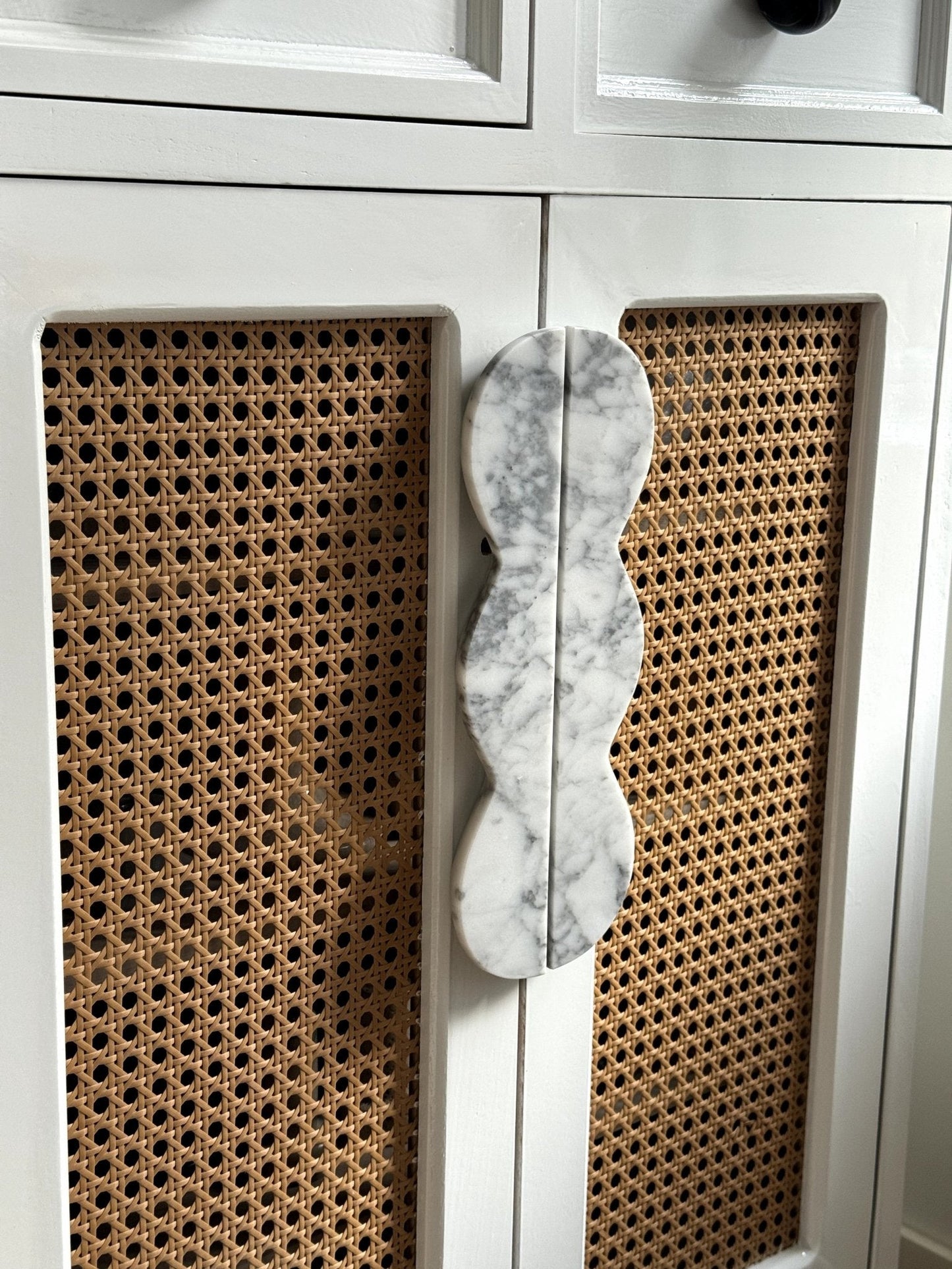 Twin-Curve Pull Handle