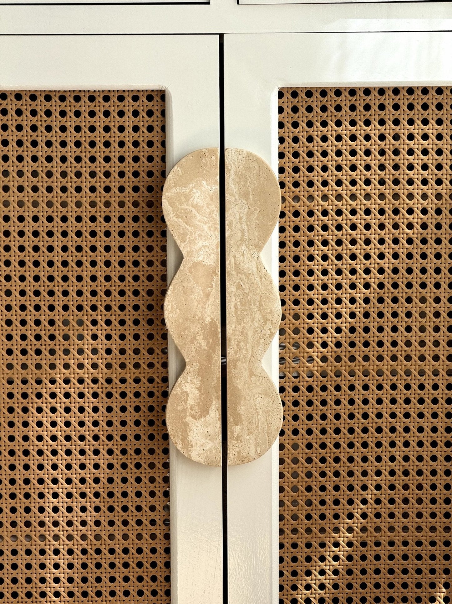 Twin-Curve Pull Handle