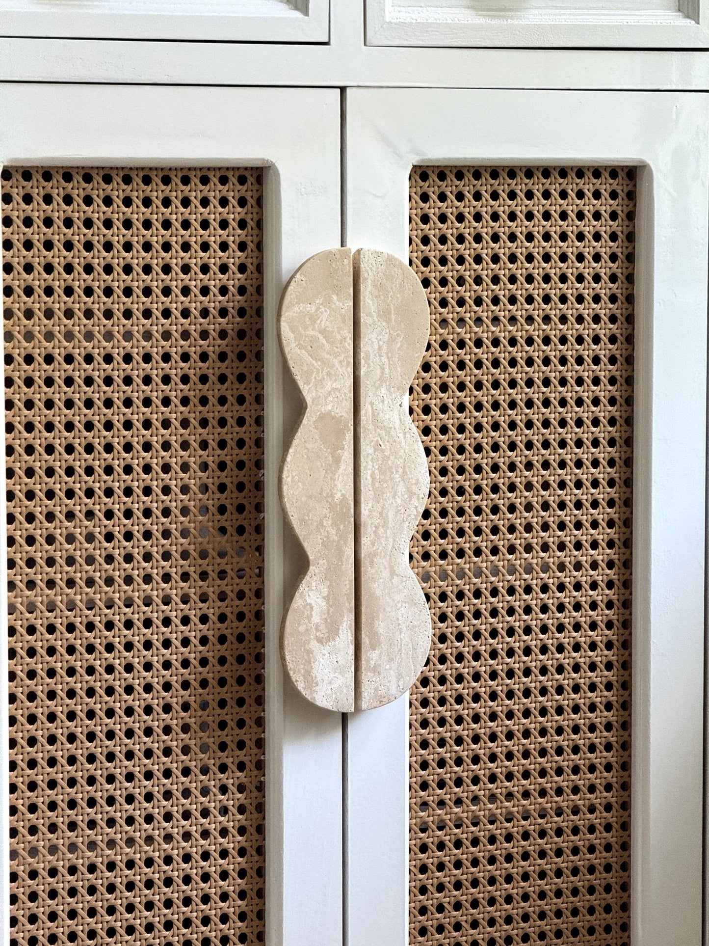 Twin-Curve Pull Handle