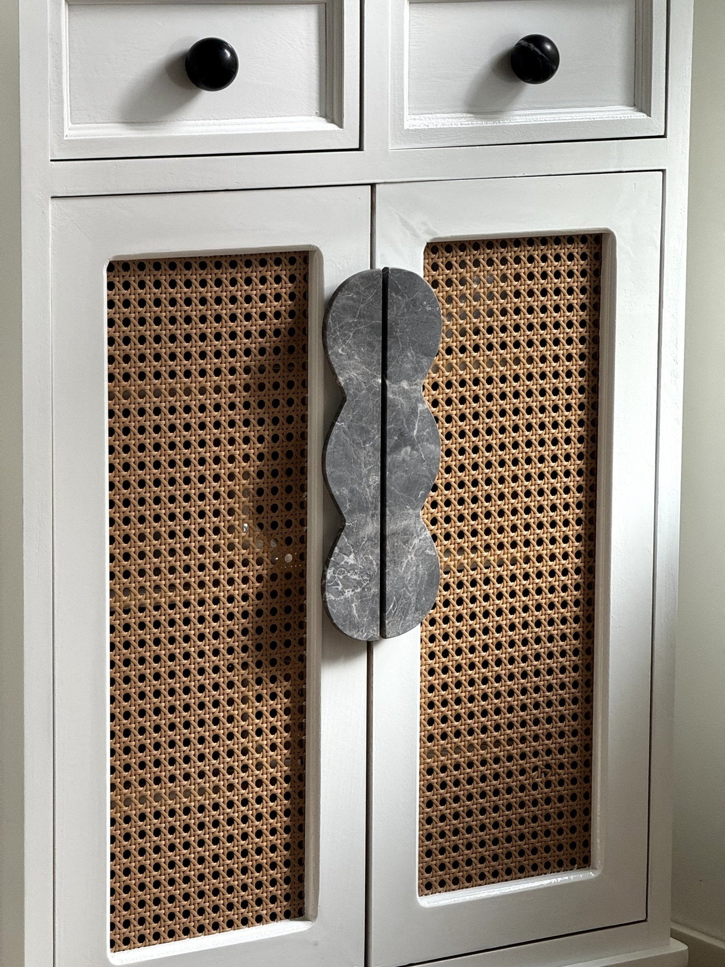 Twin-Curve Pull Handle