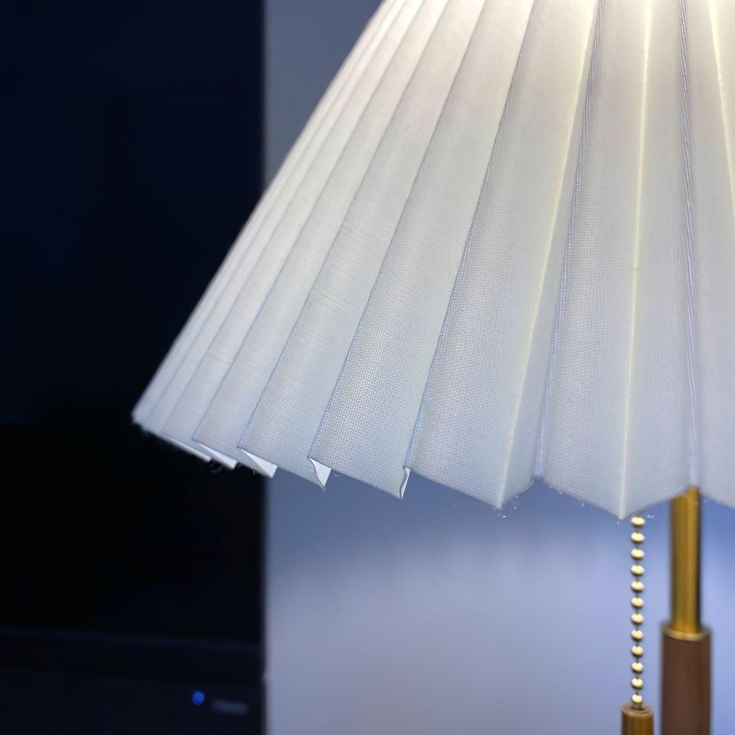 Pleated Retro Wooden Table Lamp