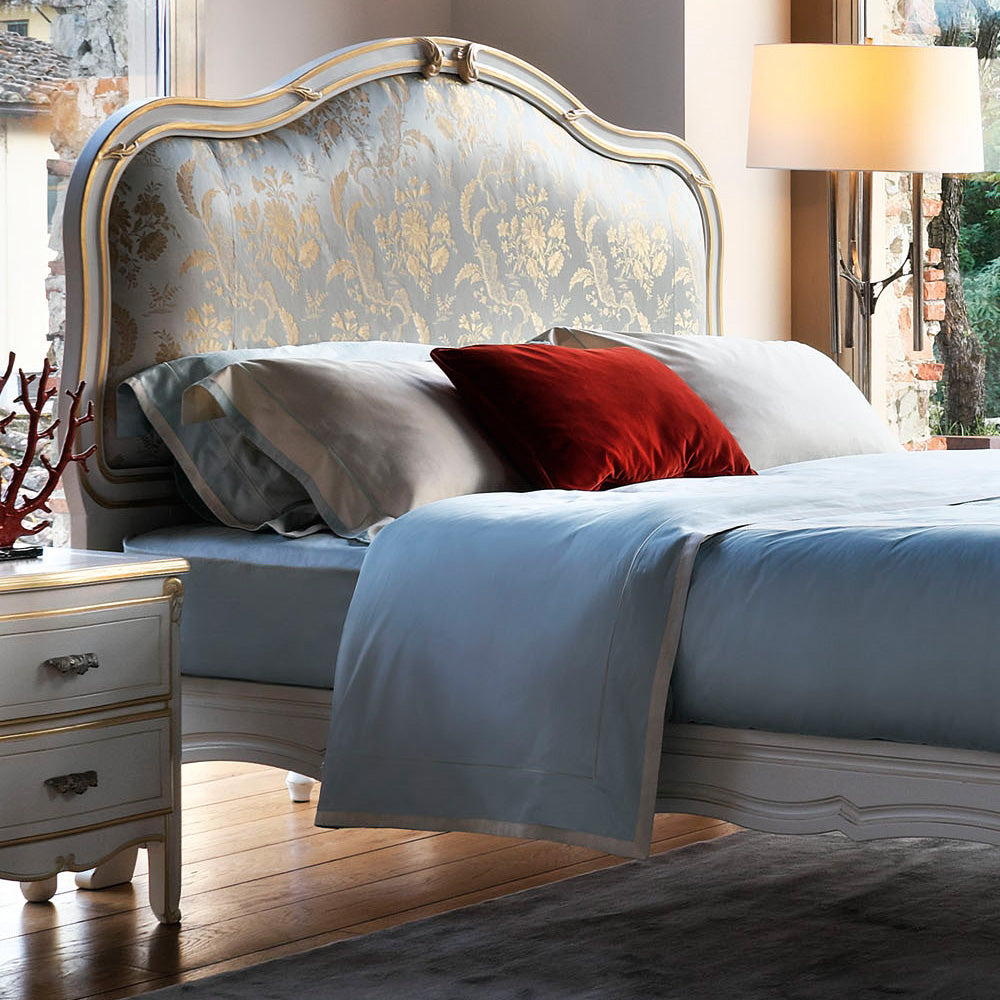 Elegant Classic Style Bed