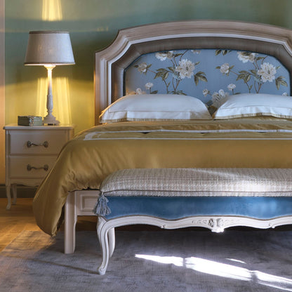 Elegant Classic Style Upholstered Bed