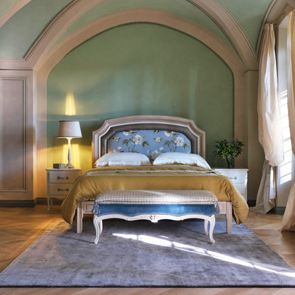 Elegant Classic Style Upholstered Bed